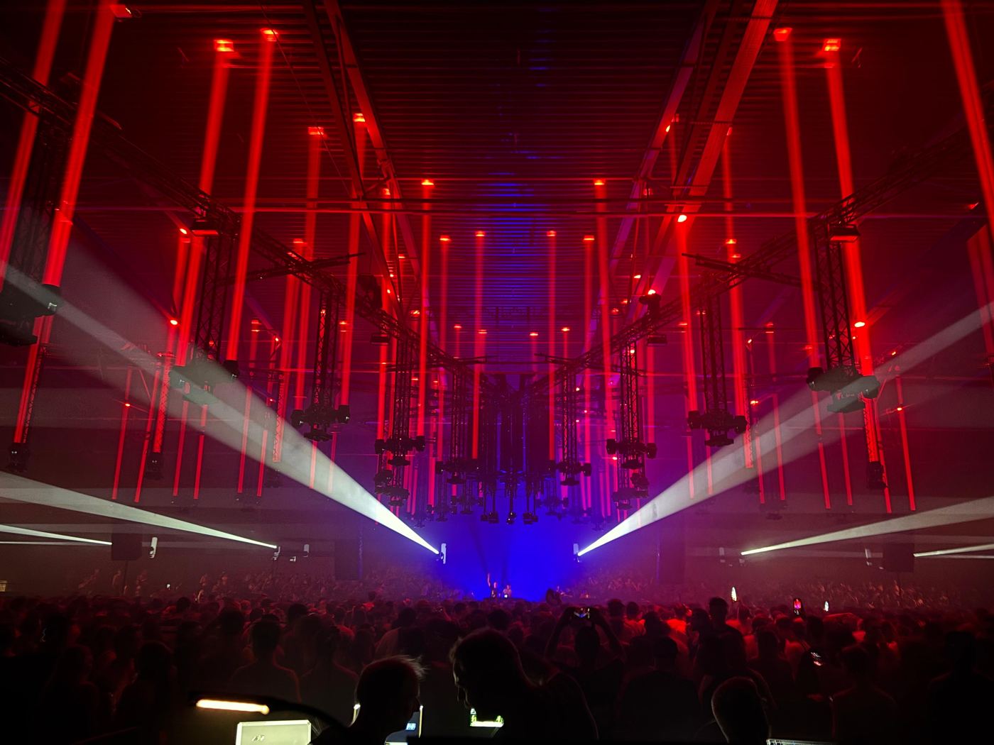 Lichtrig boven het publiek op Rotterdam Rave Festival 2026